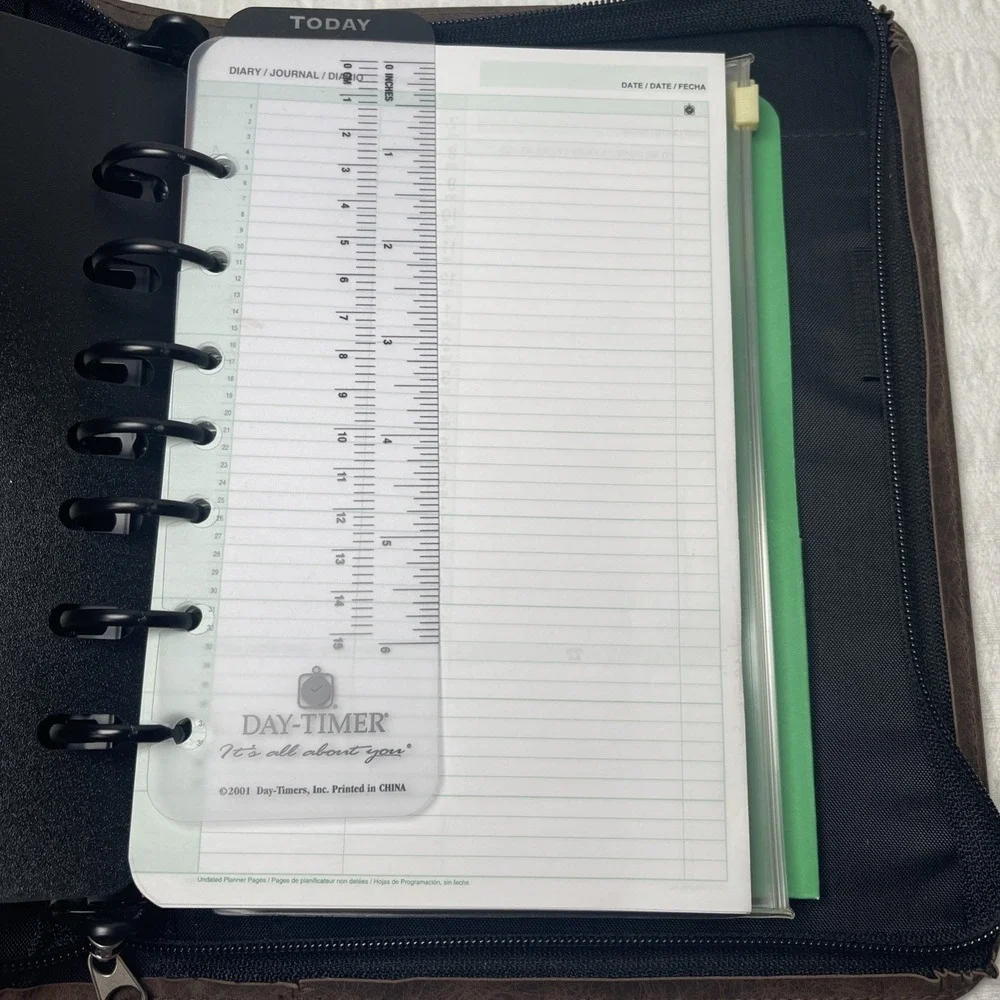 Day Timer Brown Zippered 7-Ring Planner Organizer  Approx. 8